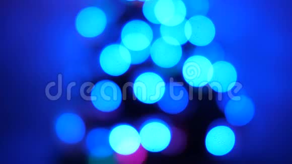 室内多种颜色的新年树装饰有发光的花环和星星儿童及青少年假期视频的预览图
