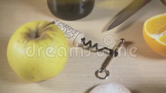 用柑橘和流动的水在桌子上方缓慢移动摄像机视频的预览图