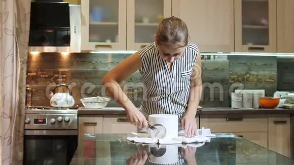 用火锅覆盖蛋糕的过程视频的预览图
