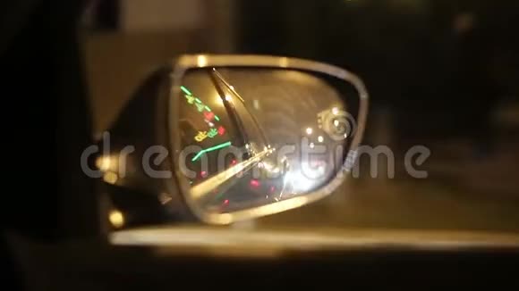 照亮了夜城的街道视频的预览图