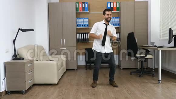 他办公室里的商人在长时间的工作后跳舞视频的预览图