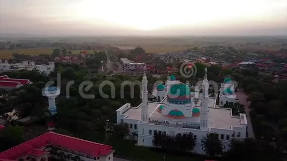 从俯视图看马来西亚基达的AlBukhary清真寺视频的预览图