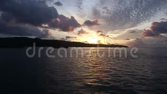 剪影船漂浮在热带海洋中视频的预览图