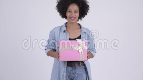 年轻快乐的非洲女人送礼盒视频的预览图