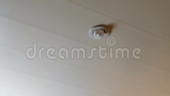 男人的手在天花板上拧灯泡特写4K电节能灯视频的预览图