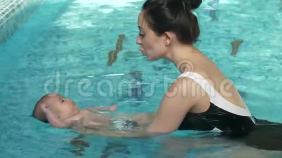妈妈和宝宝游泳视频的预览图