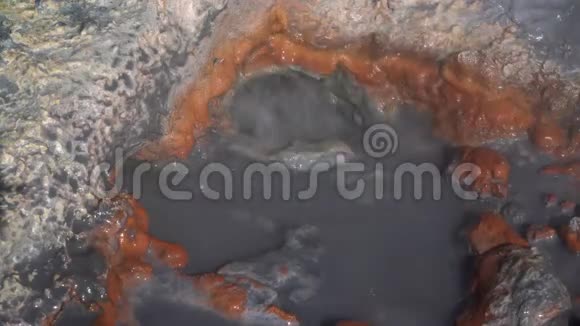 天然火山温泉从洞中溅出沸水视频的预览图