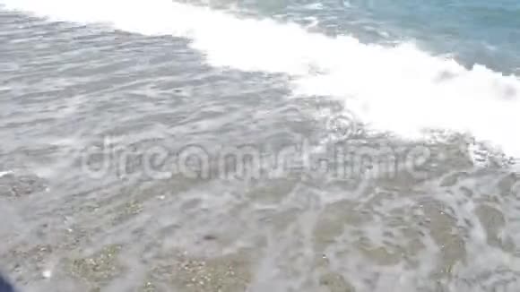 平静的大海伴随着轻柔的海浪一个穿着泳衣的成年女人站在码头上准备游泳视频的预览图