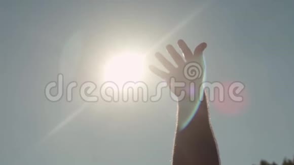 伸出手去晒太阳库存人从温暖的阳光中快乐地伸出天空游泳视频的预览图