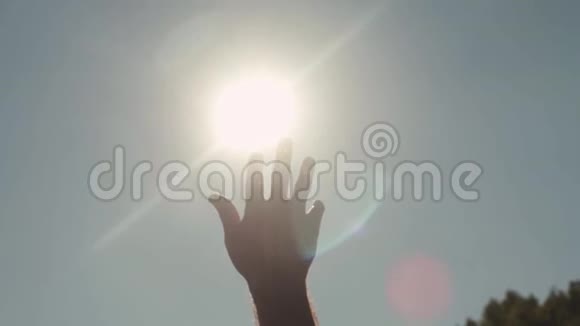 伸出手去晒太阳库存明亮的阳光透过伸出的手伸向天空的手指视频的预览图