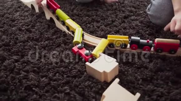 幼儿搭建木模玩具机车视频的预览图