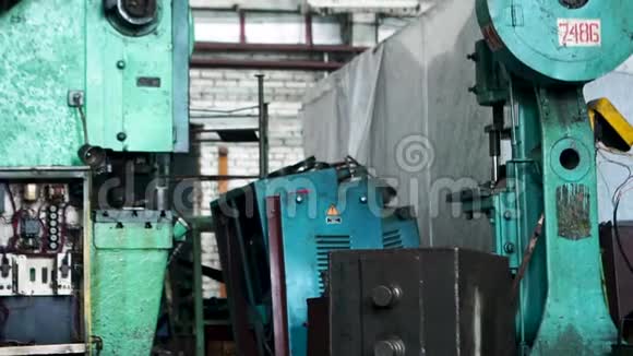 关闭木工工厂机器金属机床老看一个车间工厂概念视频的预览图