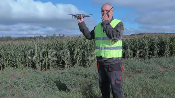 玉米地里有无人机和对讲机的农夫视频的预览图