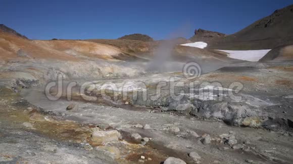 令人惊叹的火山景观温泉环绕着活跃的富马尔斯视频的预览图