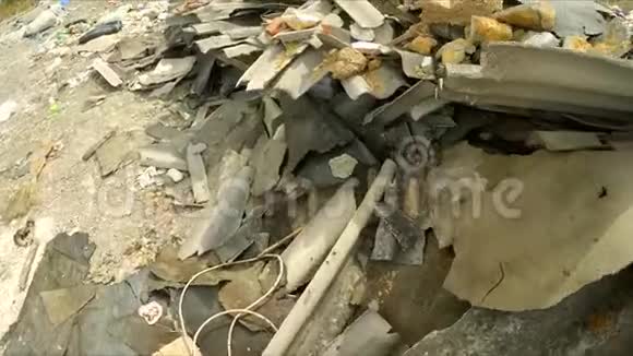 城市垃圾填埋场的工业废物鸟s视野视频的预览图
