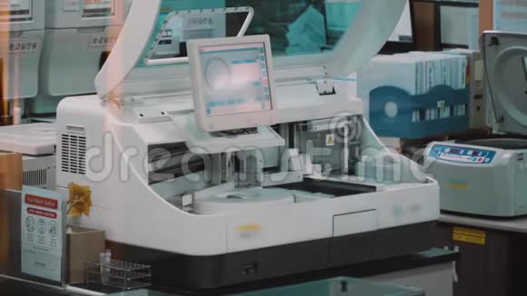 检验病人的现代化自动化实验室装置视频的预览图