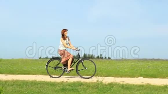一个女人在春天的早晨骑着一辆老式自行车视频的预览图