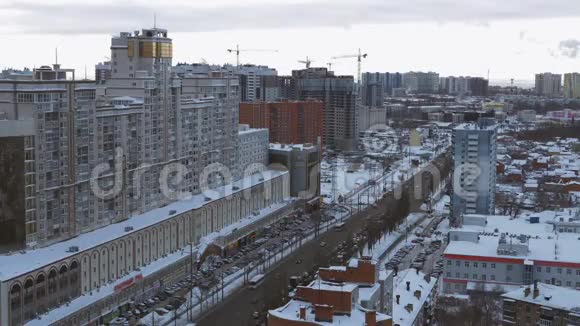 冬季舒适的现代城市住宅区顶景视频的预览图