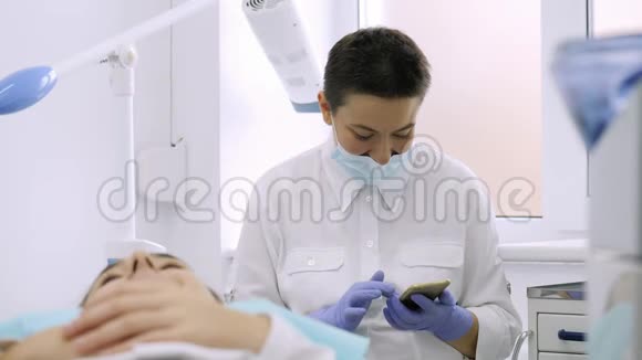 牙医使用智能手机视频的预览图