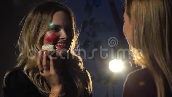 女孩用蛋糕抹对方的脸视频的预览图