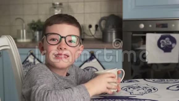 小男孩喝牛奶竖起大拇指视频的预览图