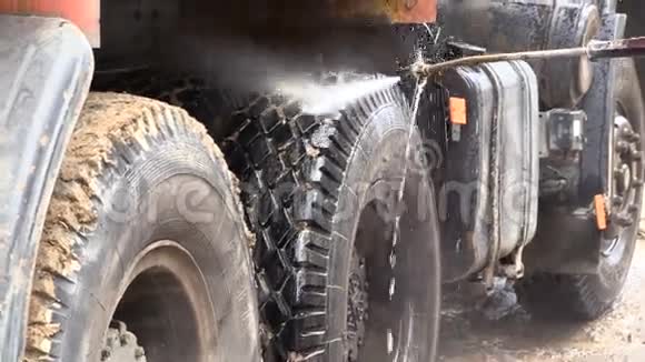 人洗卡车车轮视频的预览图