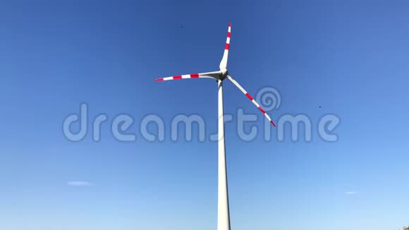 在蓝天中旋转风力发电机塔的叶片视频的预览图