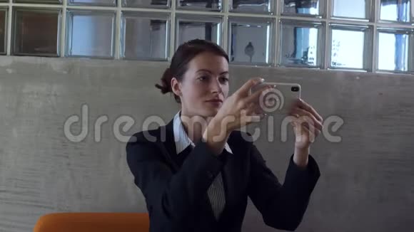 商务女性看智能手机玻璃反射和聪明起来视频的预览图