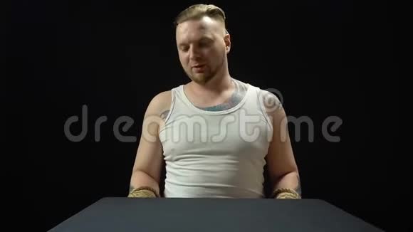 绑在椅子上的绑架人质视频的预览图