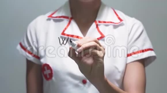 妇女健康女医生在透明屏幕上书写视频的预览图