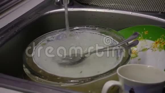 女人洗勺子和叉子视频的预览图