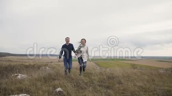 浪漫的年轻夫妇在岩石上跑来跑去4K视频的预览图
