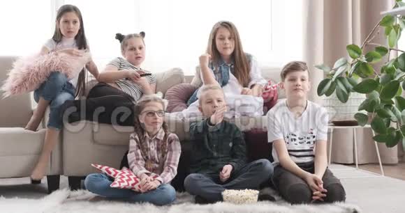 孩子们一边看电影一边吃爆米花视频的预览图