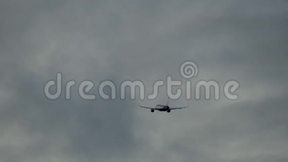 蓝天中的飞机飞走了视频的预览图