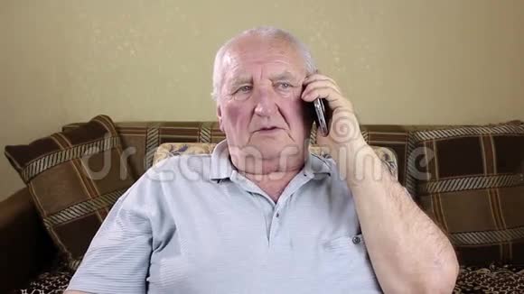 老人在打电话视频的预览图