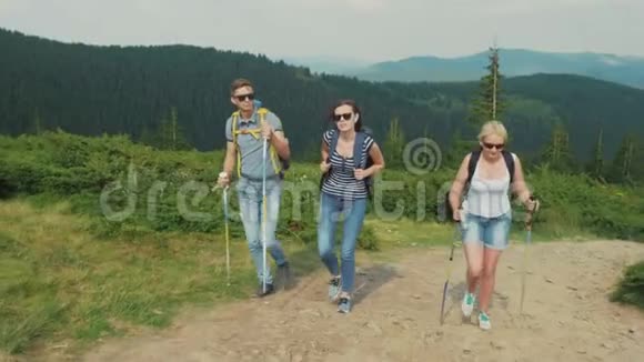 一群年轻人爬山徒步旅行的朋友视频的预览图