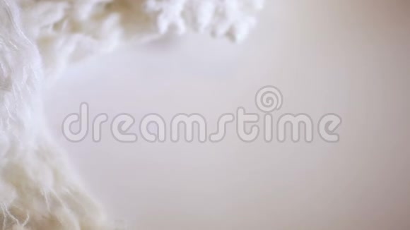 冬暖夏凉的白色羊毛织物的大娃娃拍摄以保暖圣诞服装或毯子特写视频的预览图