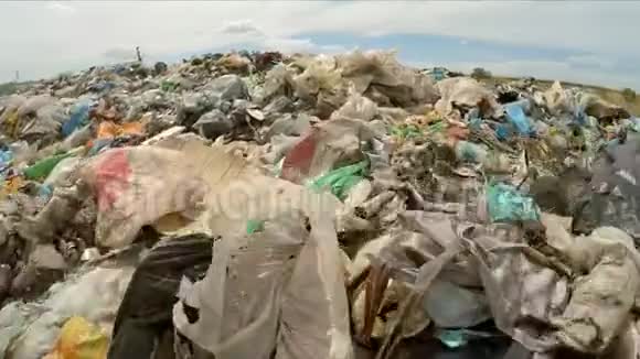 城市垃圾场大量垃圾鸟s视野视频的预览图