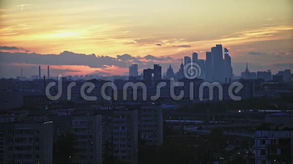 莫斯科日落时地平线上的城市视频的预览图