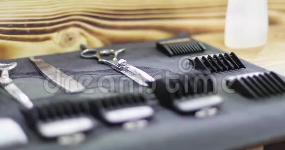 理发店或男士美容院的工具剪刀梳子剃须刀特写视频的预览图