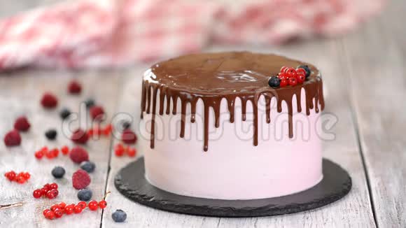 美丽的自制蛋糕与夏季浆果巧克力糖霜在白色的桌子上视频的预览图