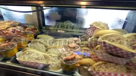 河蟹虾和海鲜三明治在渔人码头出售视频的预览图