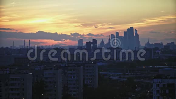 莫斯科日落时地平线上的城市视频的预览图