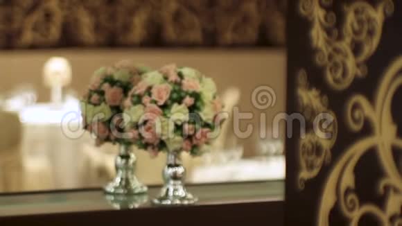 豪华餐厅人造花束场景婚礼当天餐厅餐桌上的花饰A视频的预览图