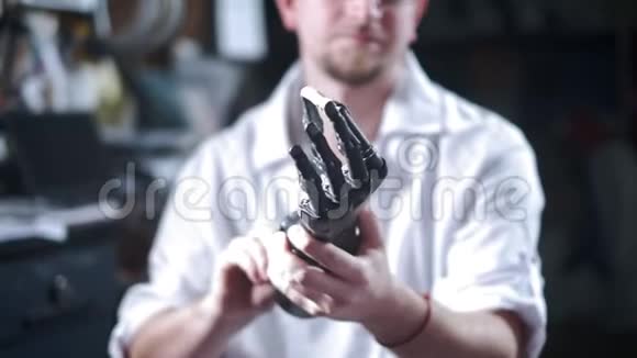 一位科学家工程师正在测试一种电子仿生假肢他用机械手臂的塑料手指视频的预览图