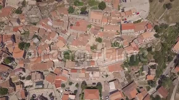 在卡拉布里亚山上意大利村庄4k空中惊人的自上而下的接近视频的预览图