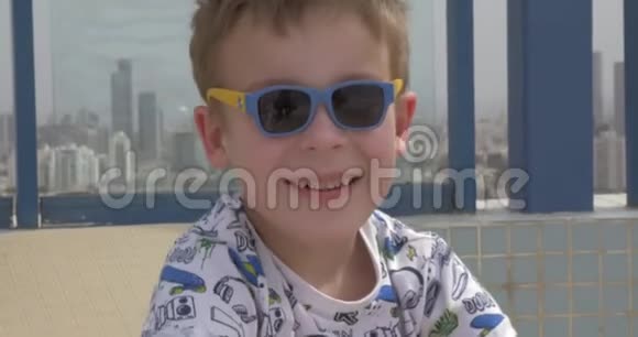 戴着滑稽太阳镜的快乐孩子的肖像视频的预览图