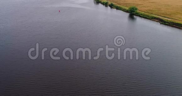 伏尔加河附近的土路从空中俯瞰森林视频的预览图