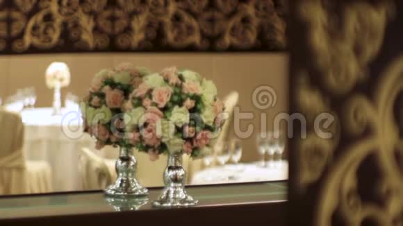 豪华餐厅人造花束场景婚礼当天餐厅餐桌上的花饰A视频的预览图
