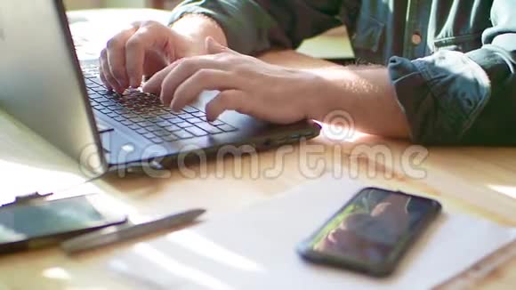 咖啡馆用笔记本电脑特写男性手室内用笔记本电脑键盘男性手自由职业者侧视视频的预览图